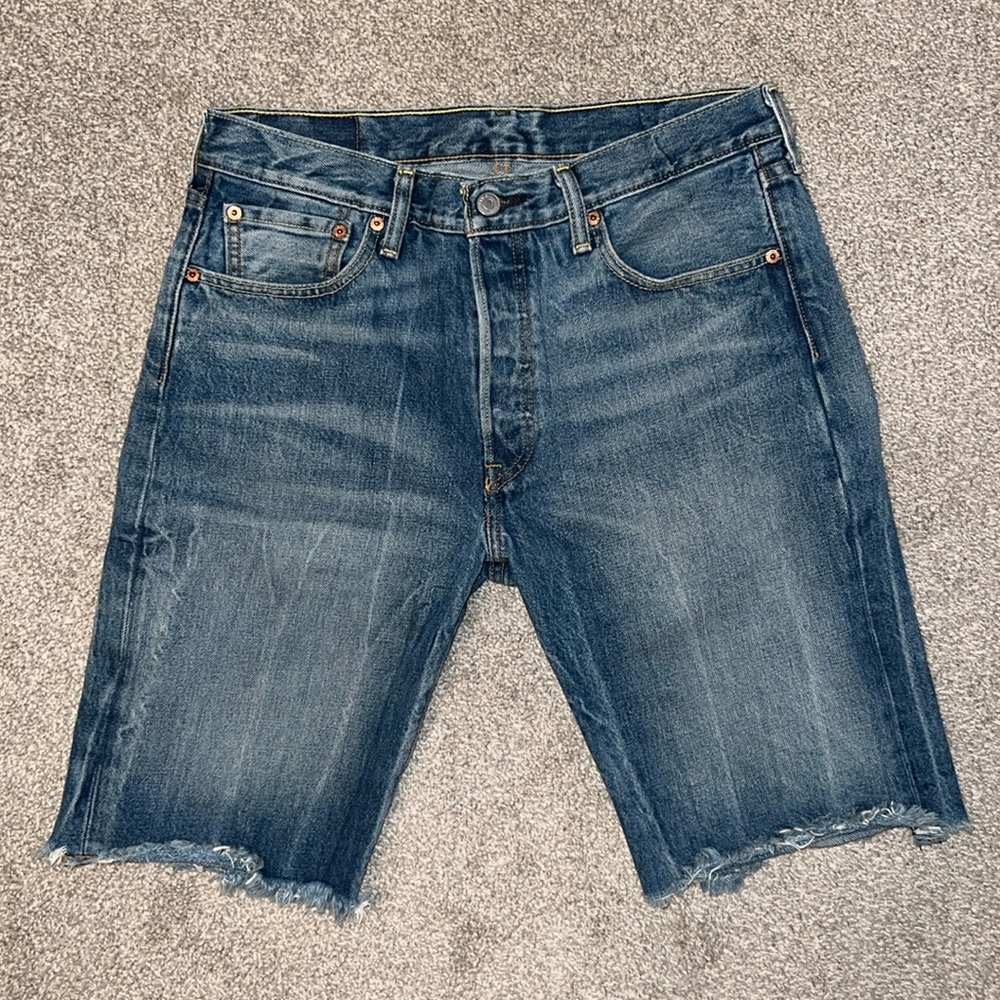 Custom cut off Levi’s 501 denim shorts waist 32 💙